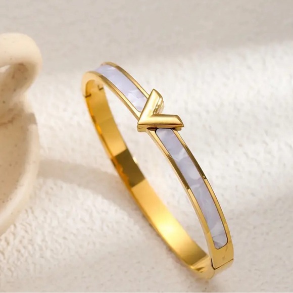 Jewelry - Natural shell inlay V bangle